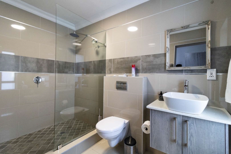 7 Bedroom Property for Sale in Sandbaai Western Cape